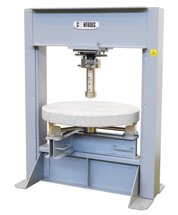 Testing round slab to ASTM C1550 in the 350 kN flexure frame 50-C1711/FR Testing round slab to ASTM C1550 in the 350 kN flexure frame 50-C1711/FR